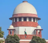 Supreme Court issues notices to Center and ECI on legal protection for Election Commissioners