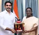 రాష్ట్రపతికి మంగళగిరి చీర, ఏటికొప్పాక బొమ్మ బహూకరించిన లోకేశ్