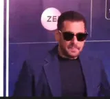 Salman Khan writes lengthy notes as autographs for little fans, stops to interact with them amid busy schedule