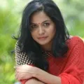 Singer sunitha pays condolences to SP Balu