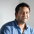 Sachin Tendulker helps a man who repaired his bats in the past