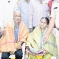 Wife and Husbend return Gold they found in Pant Pockets