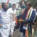 Shashi Tharoor pulls an auto in the protests against petro prices hike