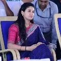 Mysore district collector Rohini Sindhuri changes her car tire
