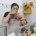 Smruthi Irani Eat Pani Poories in Varanasi