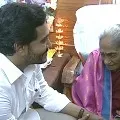 CM Jagan met daughter of Pingali Venkaiah