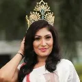 Mrs World 2019 snatches Sri Lankan pageant winners crown off her head
