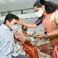 kavita ties rakhi to ktr