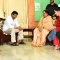 CM Jagan visit Avuku and talked to Challa Ramakrishna Reddy family members