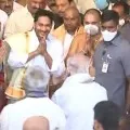 Jagan Welcomes Yadeyurappa in Tirumala