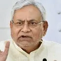 Protesters throws chappals on to Nitish Kumar