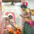 kavita offers prayers at bagyalakshmi temple