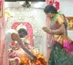 kavita offers prayers at bagyalakshmi temple