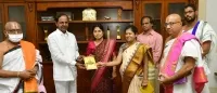 యాదాద్రి శ్రీ లక్ష్మీనరసింహ స్వామి బ్రహ్మోత్సవాల్లో పాల్గొనాలని సీఎం కేసీఆర్ కు ఆహ్వానం