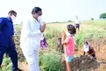 బాబూ.. బాగున్న‌వా?.. ఓ ప‌సి వాడిని ప‌ల‌క‌రించి రెండు చేతులు జోడించి న‌మ‌స్క‌రించిన తెలంగాణ మంత్రి ఎర్రబెల్లి 