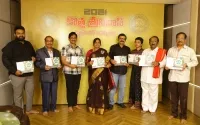 సందేశాత్మక క్యాలెండ‌ర్ ను ఆవిష్క‌రించిన ప‌రుచూరి గోపాల‌కృష్ణ‌