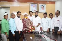 పద్మ శ్రీ గుస్సాడీ రాజు కనకరాజును అభినందించిన మంత్రులు శ్రీనివాస్ గౌడ్, సత్యవతి రాథోడ్