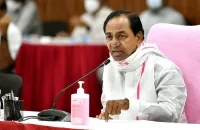 కరోనాను కట్టడి చేయడానికి ద్విముఖ వ్యూహాన్ని అమలు చేయాలి: సీఎం కేసీఆర్