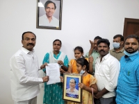 కోవిడ్ తో చనిపోయిన డెప్యూటీ డీఎంహెచ్ఓ భార్యకు గ్రూప్ వన్ క్యాడర్ ఉద్యోగం