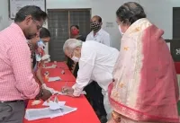 నగరపాలక సంస్ధ ఎన్నికలలో ఓటుహక్కు వినియోగించుకున్న ఏపీ గవర్నర్ దంపతులు