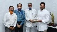 సీఎం వైఎస్ జగన్‌ను కలిసిన టొబాకో బోర్డు ఛైర్మన్‌