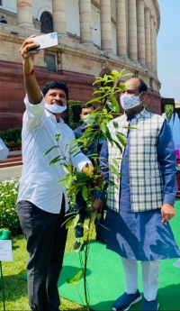 పార్లమెంట్ ఆవరణలో రుద్రాక్ష మొక్కను నాటిన లోక్ సభ స్పీకర్ ఓం బిర్లా