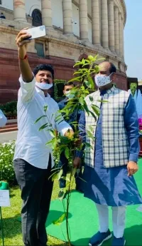 పార్లమెంట్ ఆవరణలో రుద్రాక్ష మొక్కను నాటిన లోక్ సభ స్పీకర్ ఓం బిర్లా