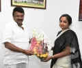 మంత్రి తలసాని శ్రీనివాసయాదవ్ ని కలిసిన హైదరాబాద్ జిల్లా కలెక్టర్!