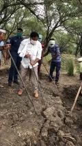 గడ్డపార పట్టి ఉపాధి హామీ పనులు చేసిన తెలంగాణ మంత్రి ఎర్రబెల్లి