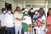 గుస్సాడీ నృత్య కళాకారుడు కనక రాజు, దర్శనం మొగులయ్యలను ఘనంగా సన్మానించిన మంత్రి శ్రీనివాస్ గౌడ్
