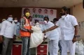 నిత్యావసర సరుకులు, కిట్లను పంపిణీ చేసిన తెలంగాణ  మంత్రి  శ్రీనివాస్ గౌడ్