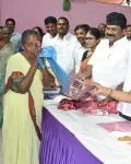 బతుకమ్మ చీరలను పంపిణీ చేసిన మంత్రి తలసాని!