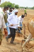 నాగలి పట్టి దున్నిన తెలంగాణ మంత్రి జగదీష్ రెడ్డి