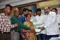 జర్నలిస్ట్ కుటుంబాలకు చెక్కులు పంపిణీ చేసిన అల్లం నారాయణ!