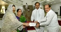 మనవరాలి వివాహానికి సీఎం కేసీఆర్ ని ఆహ్వానించిన హోంమంత్రి