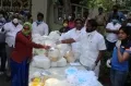 పేదలకు నిత్యావసర వస్తువులను పంపిణీ చేసిన తెలంగాణ మంత్రి శ్రీనివాస్ గౌడ్ 
