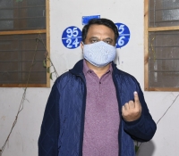 ఓటు హక్కు వినియోగించుకున్న సమాచార శాఖ కమీషనర్, మున్సిపల్ శాఖ ముఖ్య కార్యదర్శి