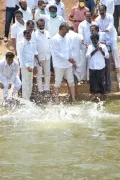 కాల్వల్లో దూకి ఈత కొట్టిన టీఆర్ఎస్ ఏంపీ కొత్త ప్రభాకర్ రెడ్డి, ఎమ్మెల్యే రసమయి