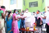 బ‌తుక‌మ్మ చీర‌ల‌ను పంపిణీ చేసిన మంత్రి ఎర్ర‌బెల్లి