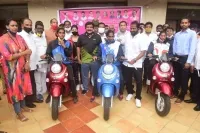 ముగ్గురు అథ్లెటిక్స్ క్రీడాకారులకు ఎలక్ట్రానిక్ స్కూటీలను అందించిన తెలంగాణ మంత్రి 