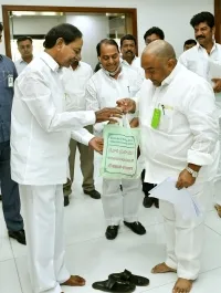 తిరుపతి ప్రసాదాన్ని సీఎం కేసీఆర్ కు అందజేసిన సండ్ర వెంకటవీరయ్య