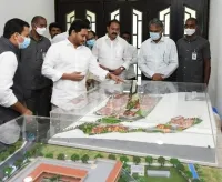 మల్టీ స్పెషాలిటీ ఆసుపత్రుల నమూనాలను పరిశీలించిన సీఎం జగన్