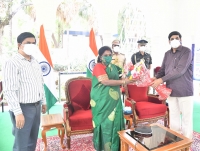 గవర్నర్ తమిళిసై సౌందరరాజన్ ను మర్యాదపూర్వకంగా కలిసిన జేఎన్టీయూ వీసీ