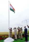 బి.ఆర్.కె.ఆర్ భవన్ లో జాతీయ పతాకాన్ని ఆవిష్కరించిన తెలంగాణ సీఎస్ 