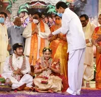 రాజ్యసభ సభ్యుడు కెప్టెన్ వి లక్ష్మీకాంతరావు మనుమరాలు వివాహానికి హాజరైన సీఎం కేసీఆర్ 