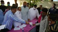 వరదల్లో మరణించిన వారి కుటుంబసభ్యులకు చెక్కులు పంపిణీ చేసిన హోం మంత్రి