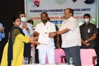 తెలంగాణ బెవరేజ్ కార్పొరేషన్ కు ఎంపికైన అభ్యర్థులకు నియమకాల పత్రాలను అందజేసిన మంత్రి శ్రీనివాస్ గౌడ్