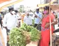 పేదలకు కూరగాయలు పంపిణీ చేసిన తెలంగాణ మంత్రి పువ్వాడ 