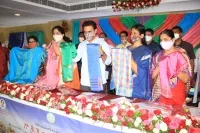 287 డిజైన్లతో.. అనేక వర్ణాలతో బతుకమ్మ చీరల ప్రదర్శన