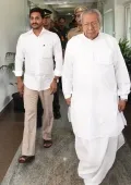 గవర్నర్ దంపతులతో భేటీ అయిన సీఎం దంపతులు.. తాజా రాజకీయ పరిస్థితులపై చర్చ!